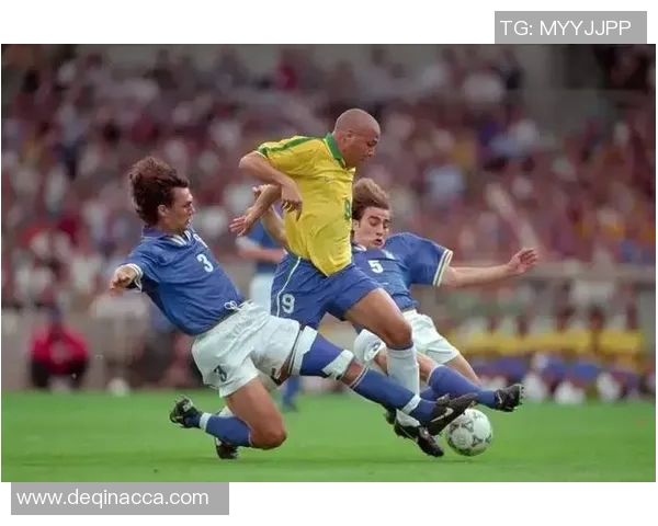 足球巨星的绝望时刻：从巅峰跌入低谷的那些痛苦瞬间